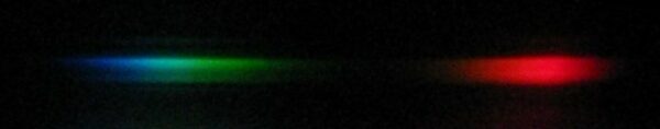 Spektrum einer weißen LED-Lampe. Man sieht, dass sich diese aus einer blauen, einer grünen und einer roten LED zusammensetzt.