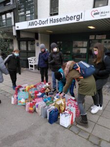 Engagierte Schüler:innen der Klasse 6d machten sich auf den Weg, um die Geschenke zu übergeben.
Die erste Station war das AWO-Seniorendorf Hasenbergl.