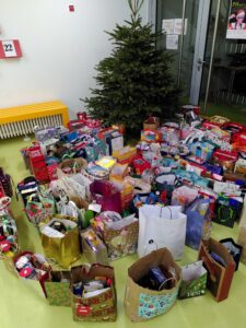 Weit über 150 Geschenke haben die Schüler:innen gepackt und wieder unter den Weihnachtsbaum gestellt.