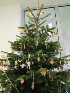 Ein Weihnachtsbaum mit selbst gebasteltem Christbaumschmuck verschönert den Eingangsbereich. (Bild: Stöhr)