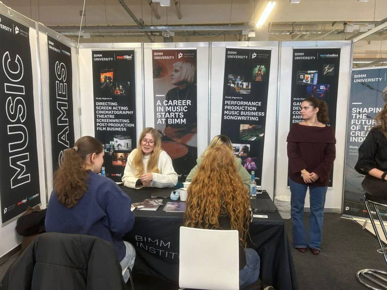 Schülerinnen beim Beratungsgespräch